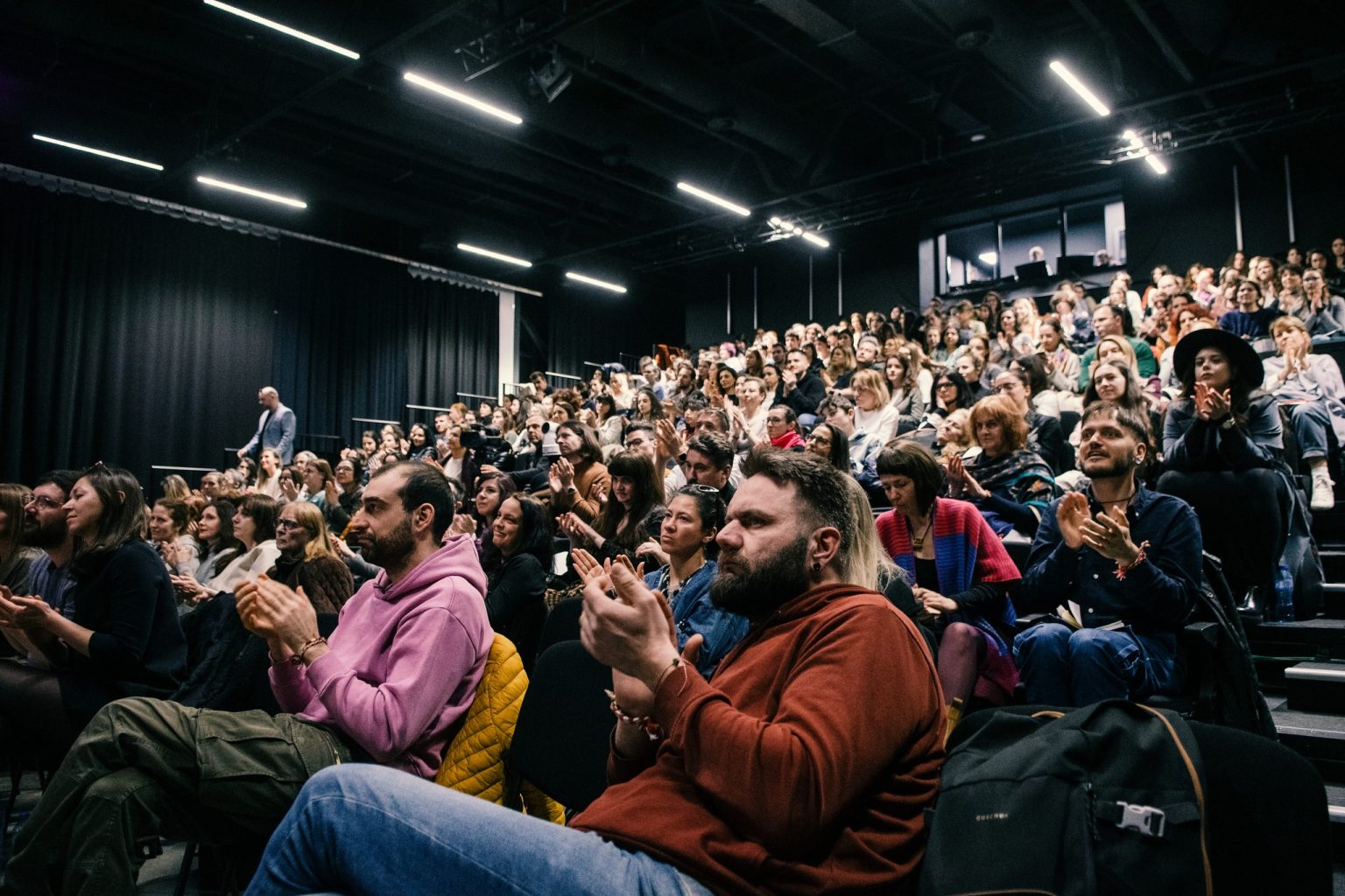 ACT Event Audience Публика в препълнена зала аплодира събитие на Art & Culture Today
